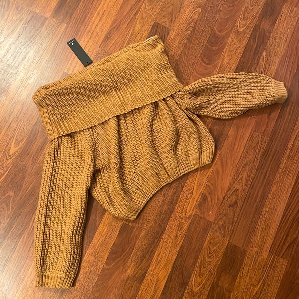 NWT Lulus Off shoulder cropped sweater